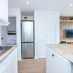 Lea Modern Attic Escape With Peaceful Terrace شقة
