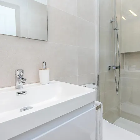 Lea Modern Attic Escape With Peaceful Terrace