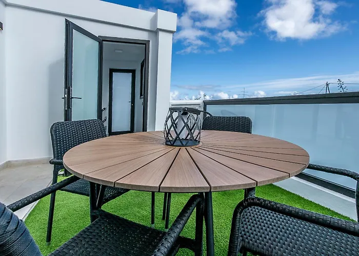 Lea Modern Attic Escape With Peaceful Terrace Apartmán